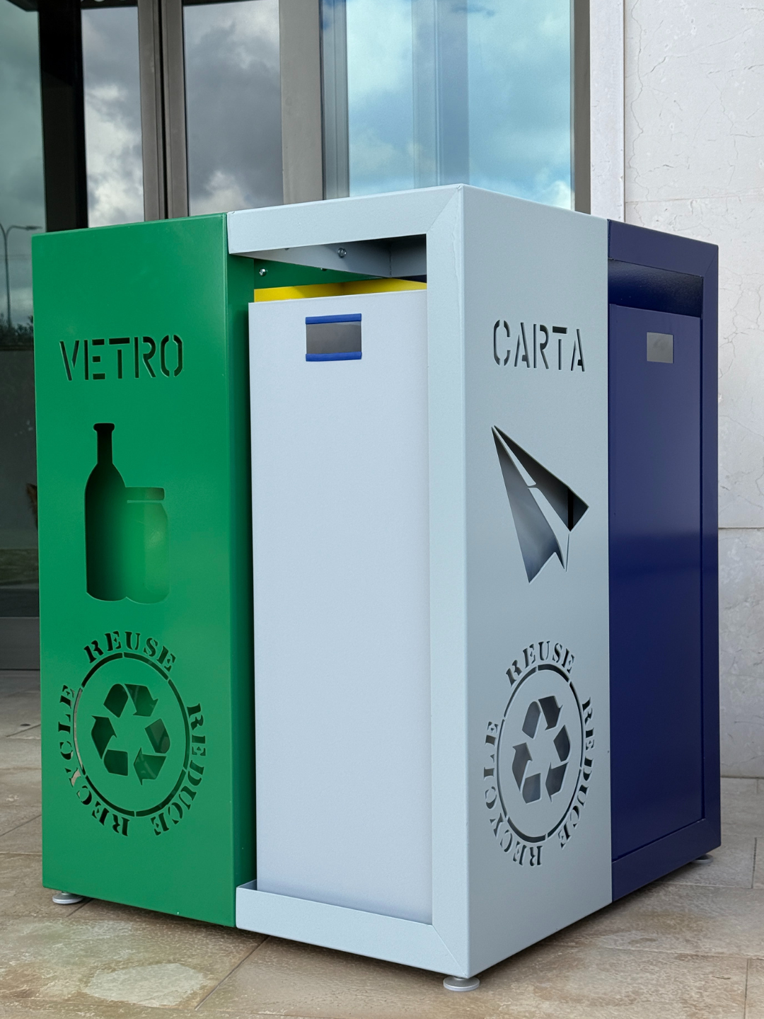 Porta Rifiuti Raccolta Differenziata in Acciaio – Made in Italy – 4 Scomparti con Cestini Estraibili – Plastica, Carta, Vetro e Indifferenziata – 70x70x92 cm