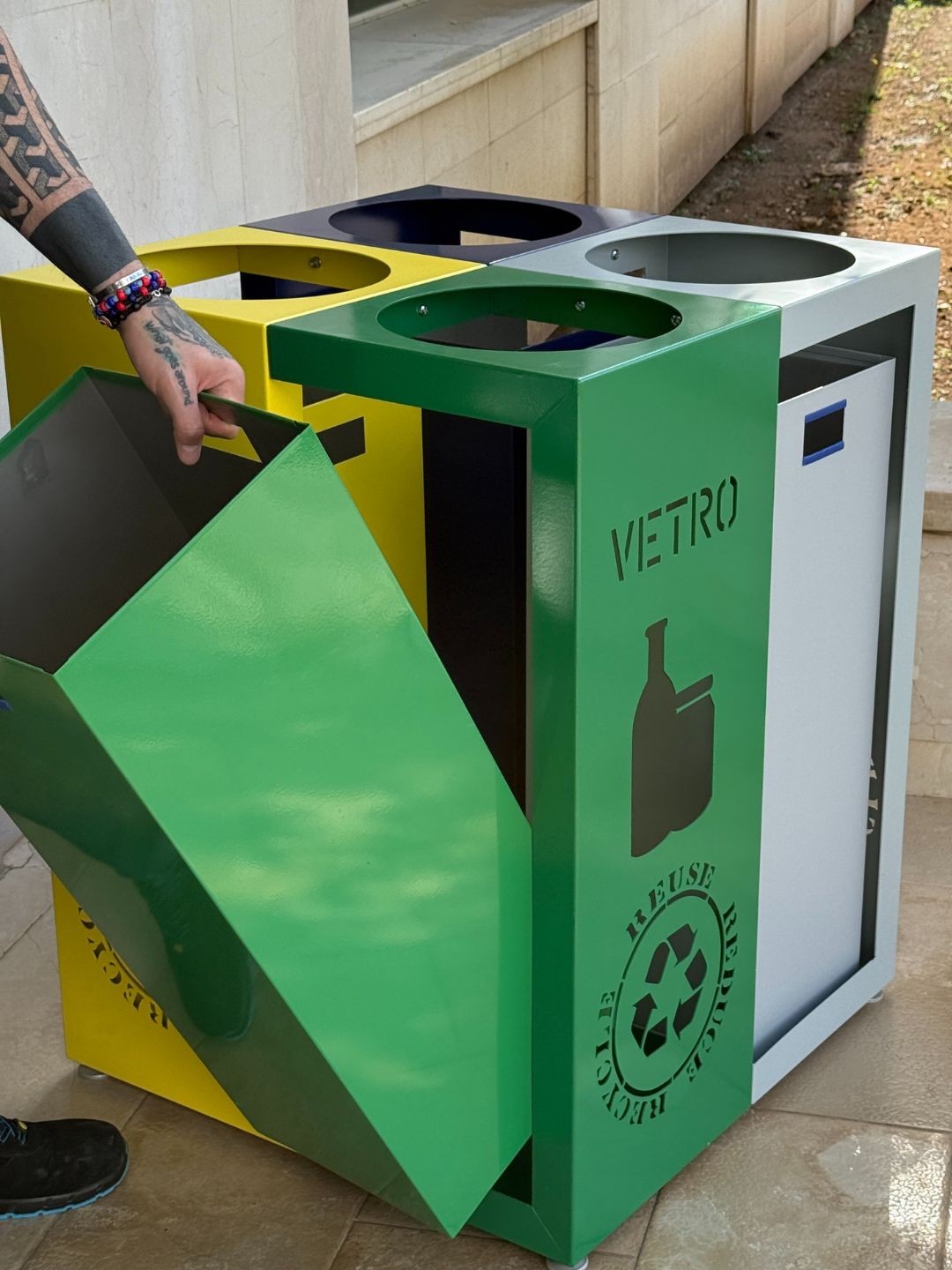 Porta Rifiuti Raccolta Differenziata in Acciaio – Made in Italy – 4 Scomparti con Cestini Estraibili – Plastica, Carta, Vetro e Indifferenziata – 70x70x92 cm