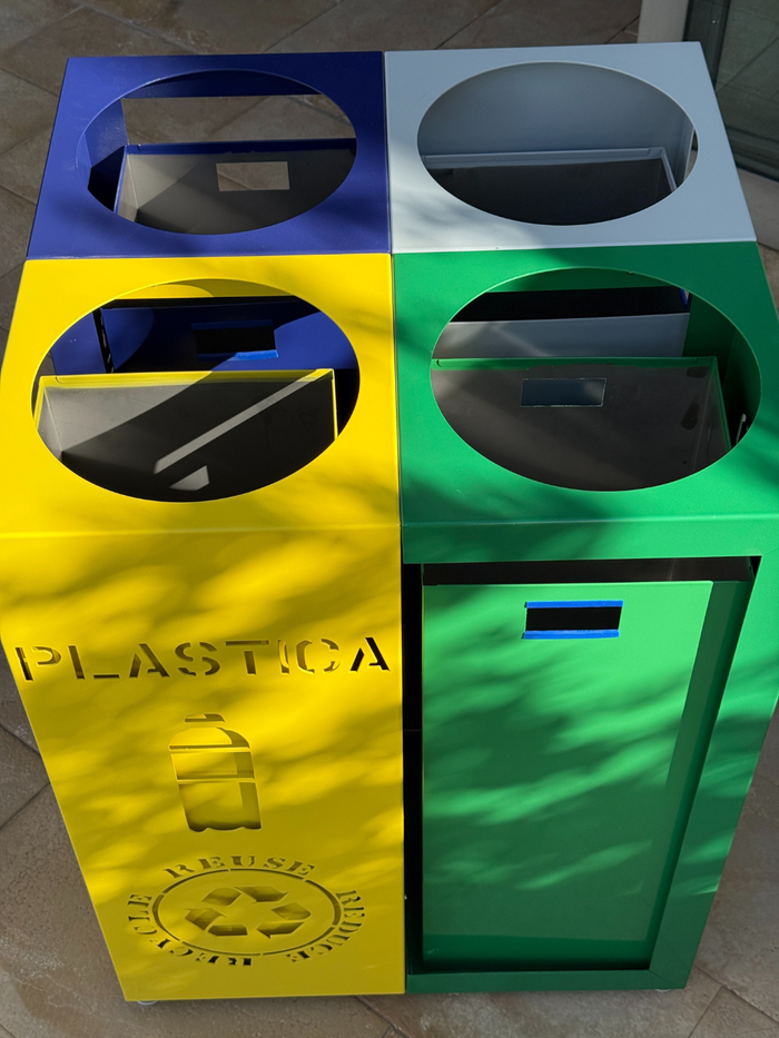 Porta Rifiuti Raccolta Differenziata in Acciaio – Made in Italy – 4 Scomparti con Cestini Estraibili – Plastica, Carta, Vetro e Indifferenziata – 70x70x92 cm