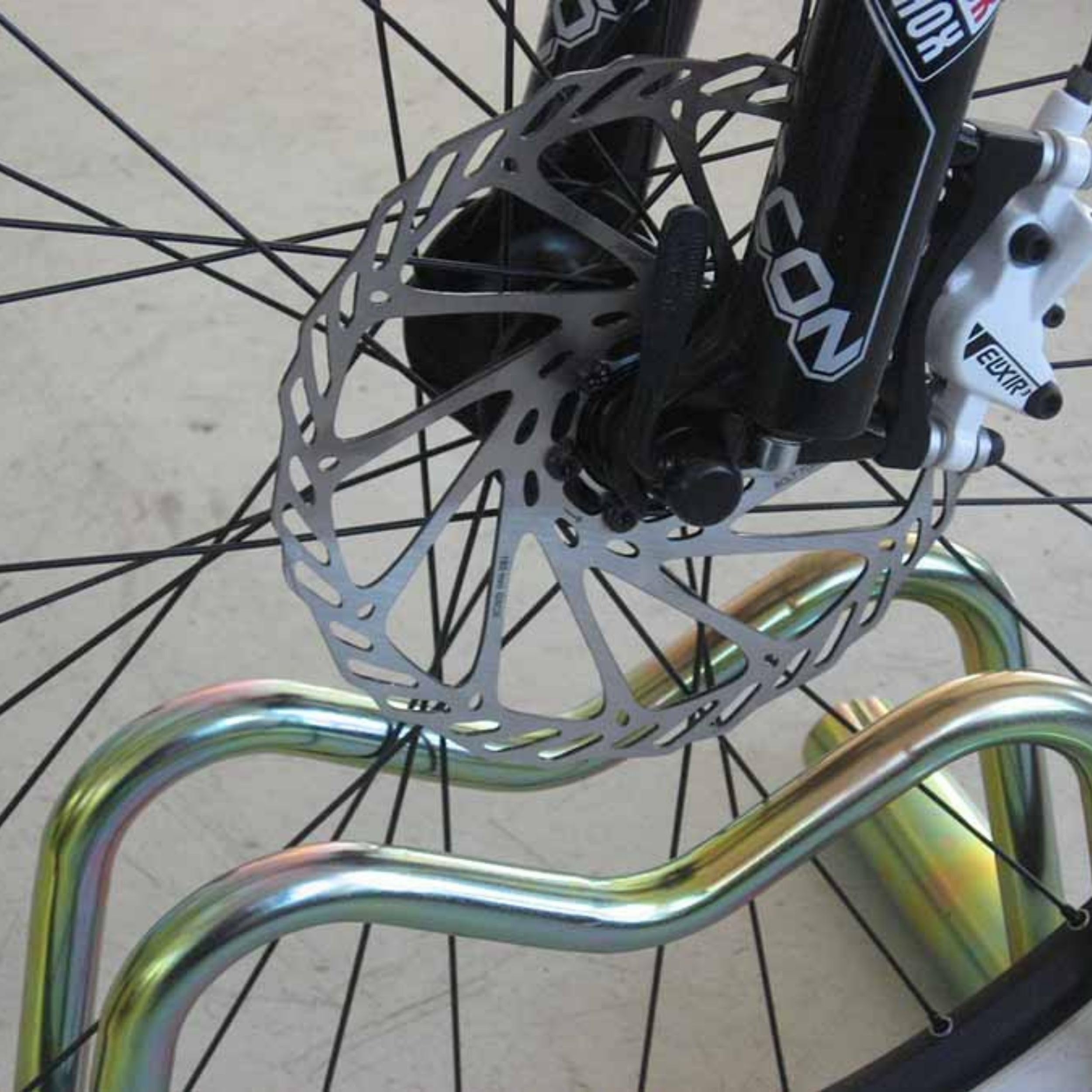 Andrys Rastrelliera Bici 1 Posto Modulabile Basso con Tappi PVC Oro