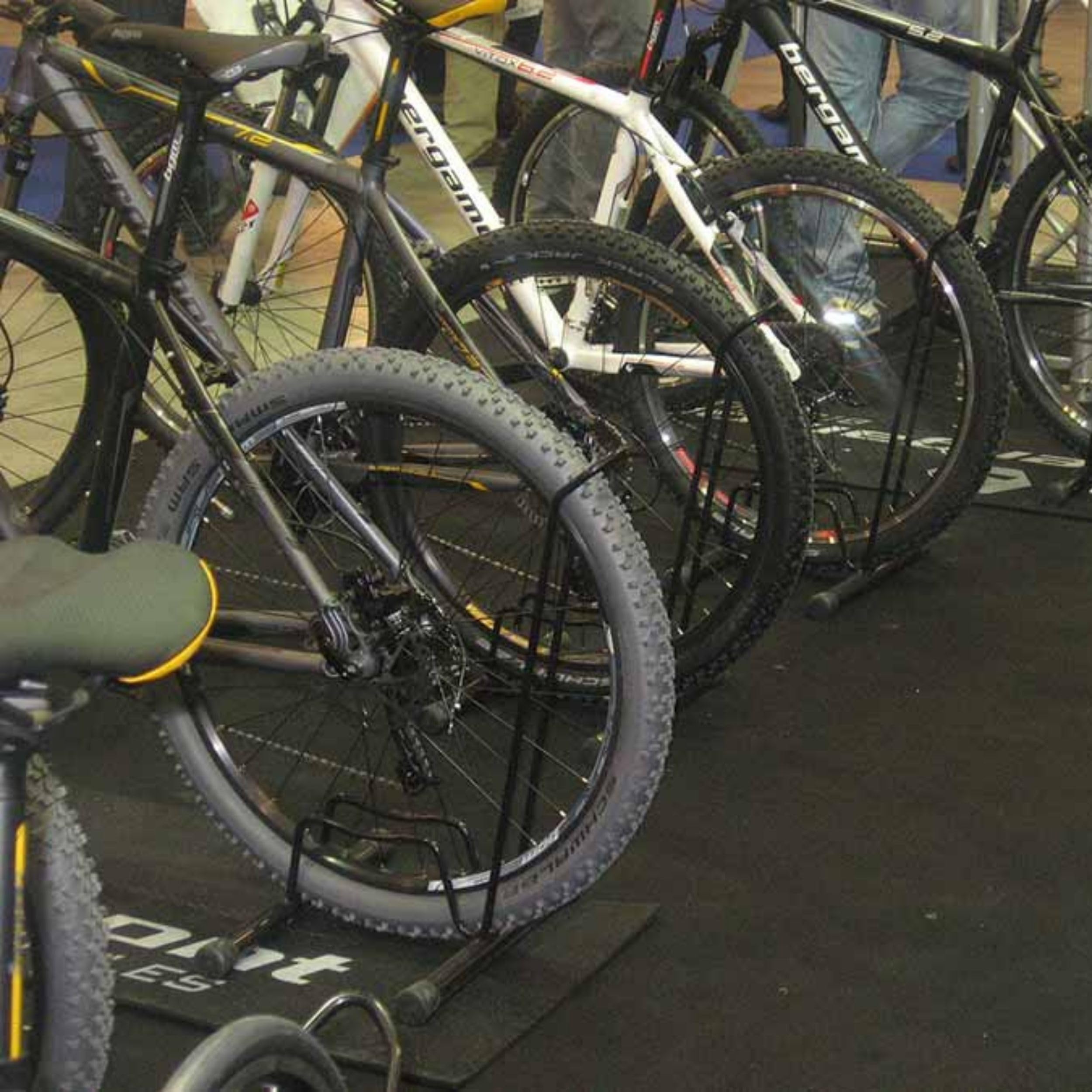 Andrys Rastrelliera Bici 1 Posto a Piedistallo con Tappi - Nero Semilucido