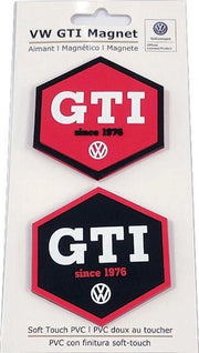 Set di accessori per auto Volkswagen Golf GTI, collezione BRISA, con 2 magneetti in rosso e nero, accessori per frigorifero, panno da lavaggio e pannello whiteboard.