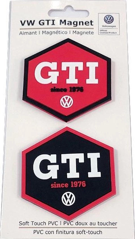 Set di accessori per auto Volkswagen Golf GTI, collezione BRISA, con 2 magneetti in rosso e nero, accessori per frigorifero, panno da lavaggio e pannello whiteboard.
