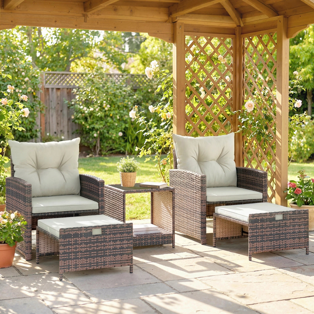 Set Giardino in PolyRattan e Acciaio 5 Pezzi con 2 Sedie, 2 Pouf e Tavolino da Caff¨¨ ¨C ZephMum ¨C Marrone e Crema