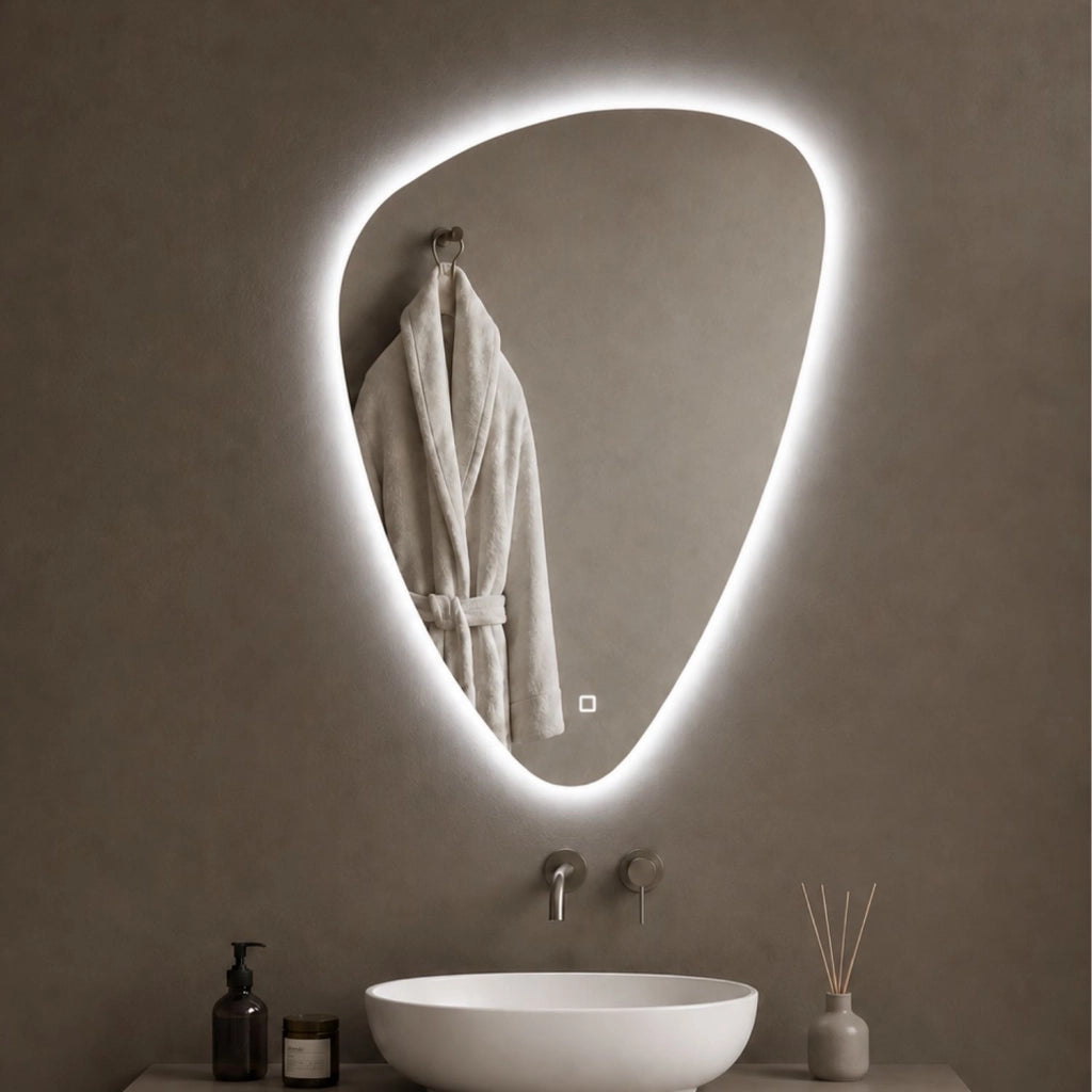 Specchio triangolare stondato retroilluminato a led in pvc *** misure 60x80 cm, tonalità standard 6000-6500k, confez...