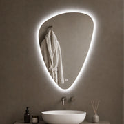 Specchio triangolare stondato retroilluminato a led in pvc *** misure 60x80 cm, tonalità standard 6000-6500k, confez...