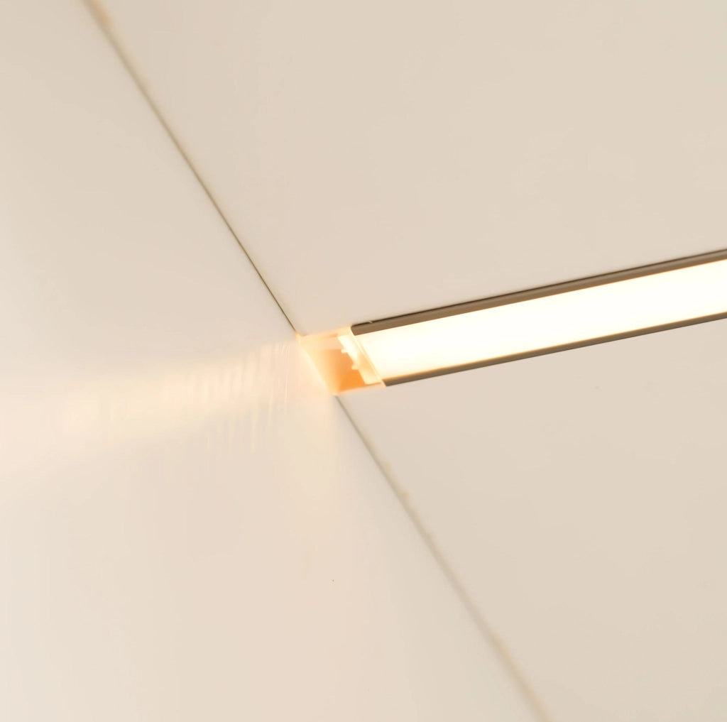 Vetrina angolare con LED 62 x 35 x 160 cm in MDF; vetro temperato e finitura bianca