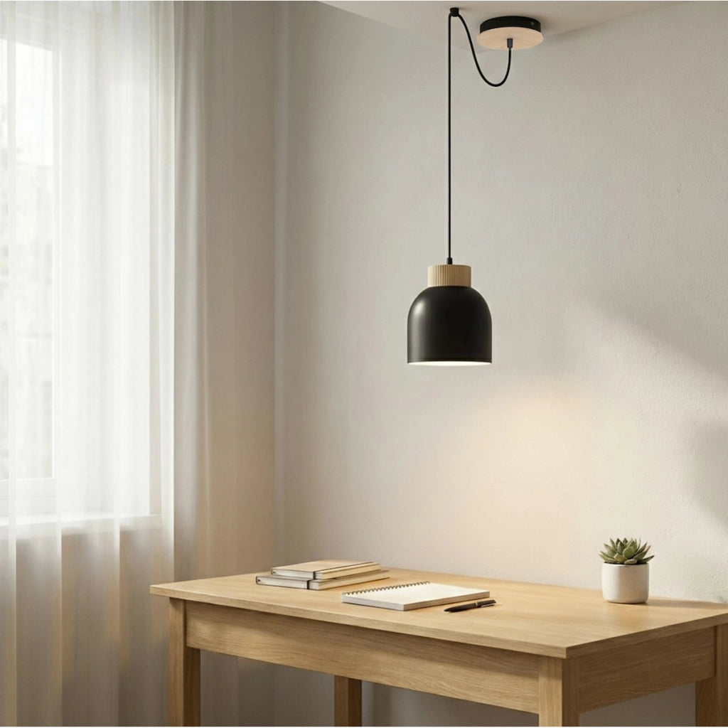 Lampada a sospensione Kru in acciaio nero opaco e legno