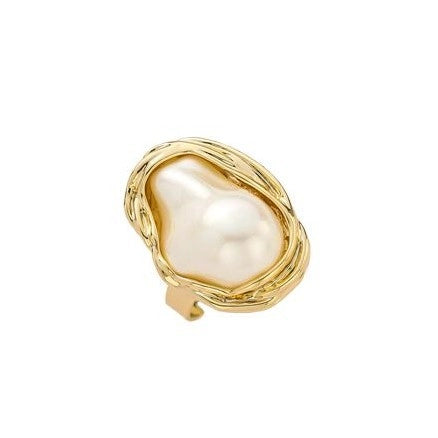Un anello metallico unico ed esagerato, con un'apertura semplice e dalla forma irregolare e una perla incastonata sull'indice.