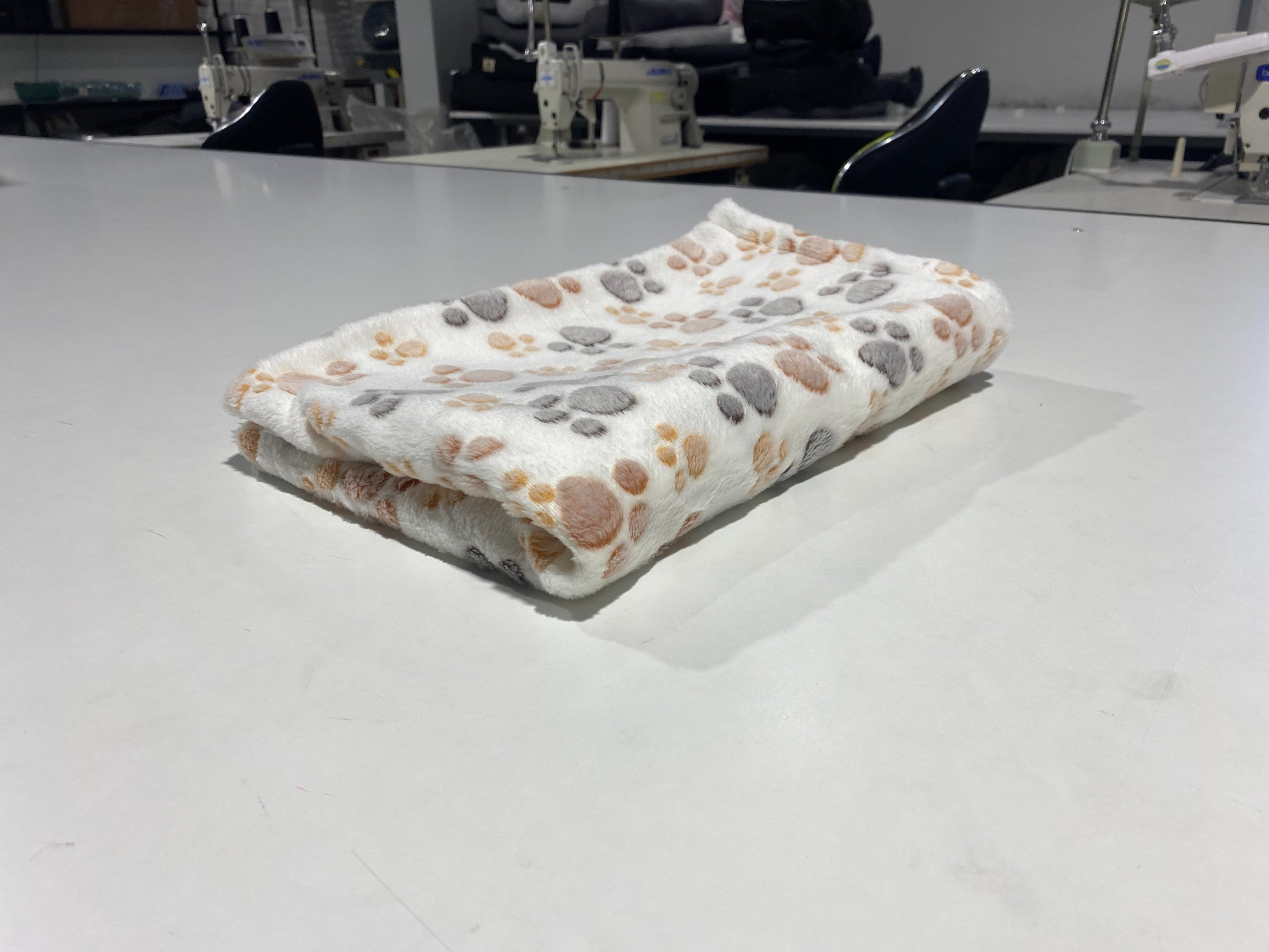 AIO FACTORY Coperta in pile 70x50 cm bianca con zampe marrone-grigio per cuccia per cani