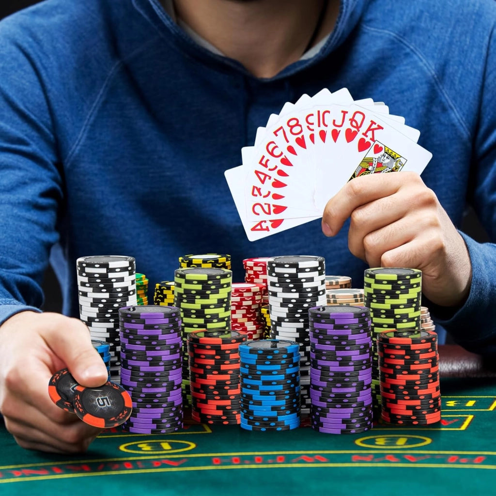 Poker Chips, Set di Fiches da Poker con 500/300 Chips e Custodia in Alluminio, Mazzo di Carte 5 Dadi, Set di Fiches per Party Viaggi e Feste (300 chips)
