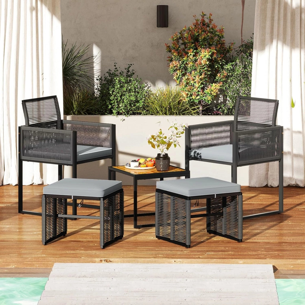 Set di Mobili da Giardino in Rattan per 2-4 Persone, Tavolo da Giardino con Piano in Legno e 2 Sedie (Capacità 180 kg), 2 Sgabelli, 4 Cuscini Rimuovibili, Arredamento da Giardino per Patio