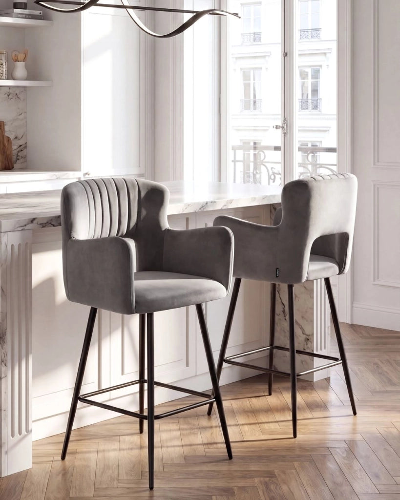 Set di 2 sgabelli da bar velluto grigio braccioli schienale intagliato gambe in metallo moderna industriale