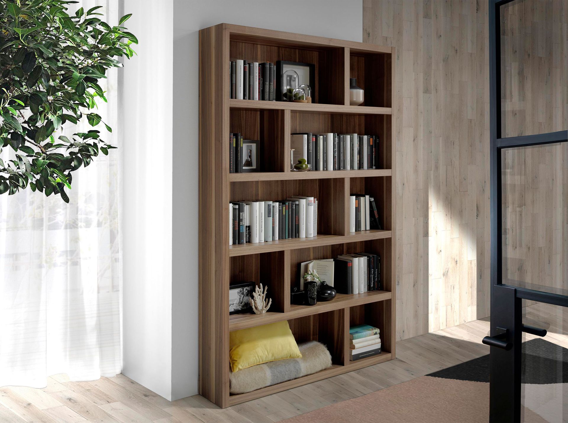 Scaffale in legno di noce