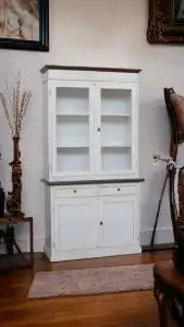 Credenza cristalliera in legno 2 porte mod Martini Shabby chic bianco anticato e noce scuro