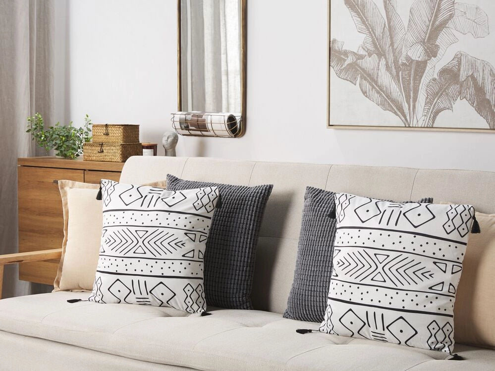 Set di 2 cuscini motivo geometrico nappe 45 x 45cm bianco e nero