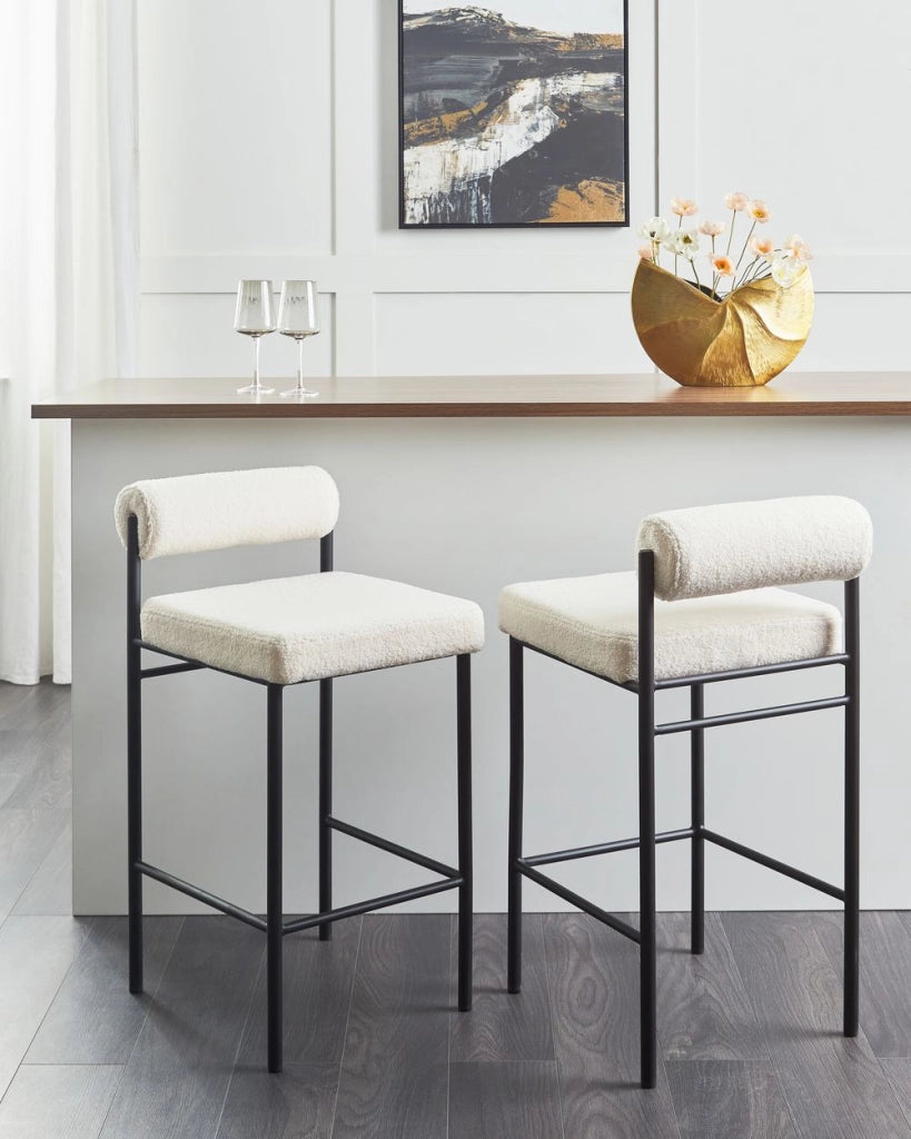 Set di 2 sedie da bar Rivestimento in poliestere boucle bianco Gambe in metallo nero Sgabelli senza braccioli Schienale a rotolo Cucina moderna sala da pranzo