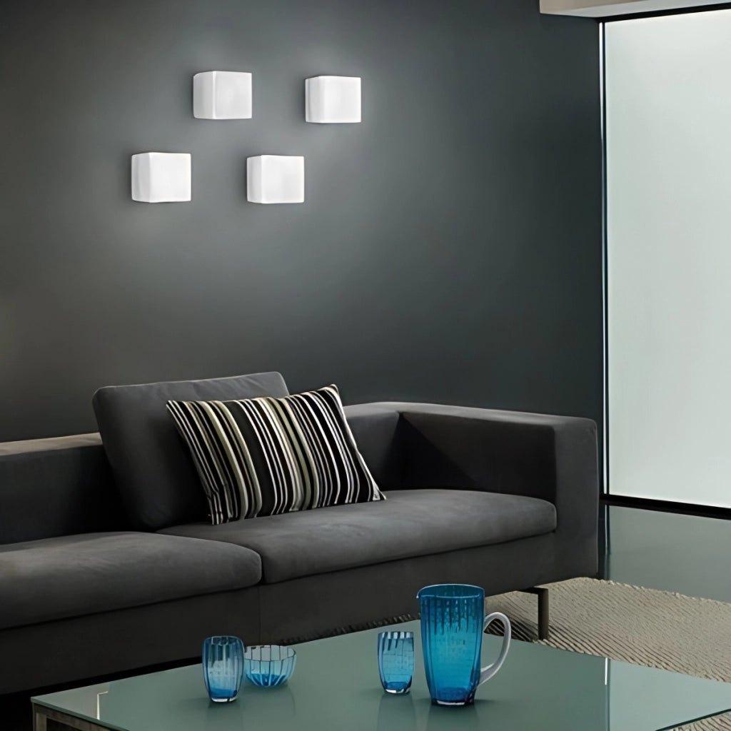 Dado Lampada da parete e soffitto design moderno in metallo bianco opaco con diffusore in vetro triplex opale, dimensioni 11x11x13 cm, attacco E27