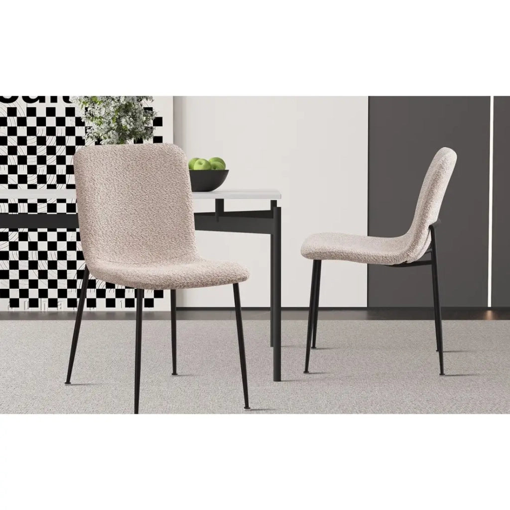Sedia ALICE – Tessuto bouclé beige e gambe in metallo nero – Comfort e design moderno