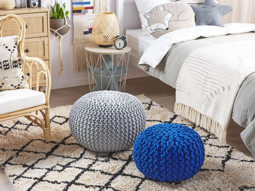 Pouf ottomana grigio chiaro in cotone lavorato a maglia perline EPS riempimento rotondo piccolo poggiapiedi 50 x 35 cm
