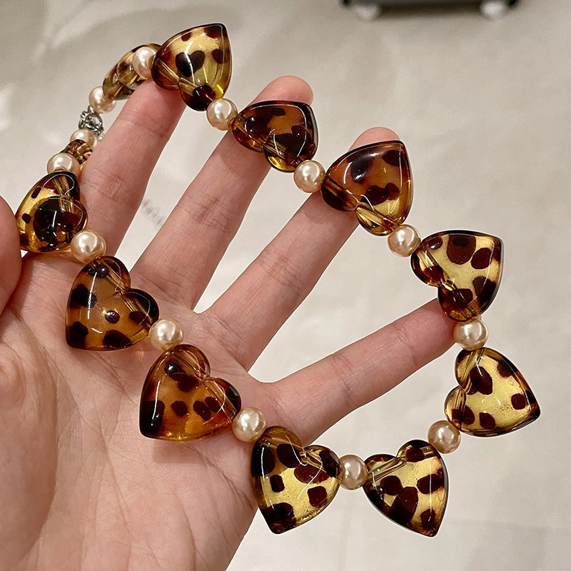 Collana con perle a forma di cuore grande e stampa leopardata, una lussuosa collana a forma di cuore