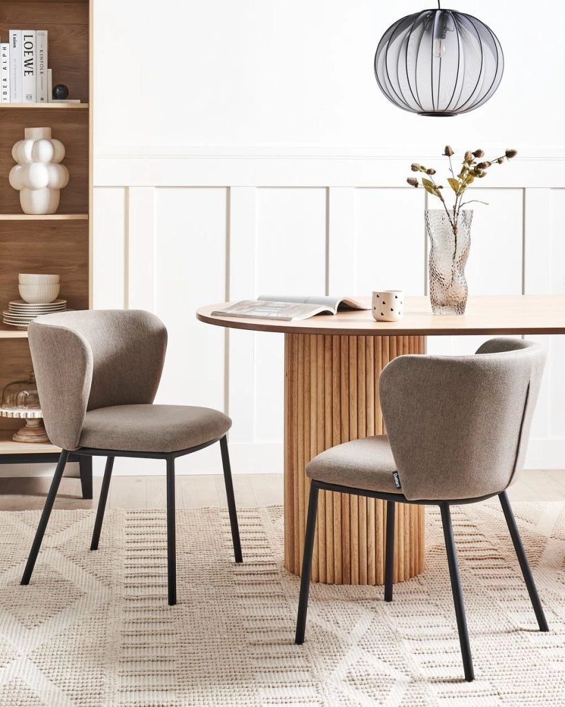 Set di 2 sedie da pranzo in poliestere tortora Rivestimenti in metallo nero Gambe senza braccioli Schienale curvo Design moderno e contemporaneo
