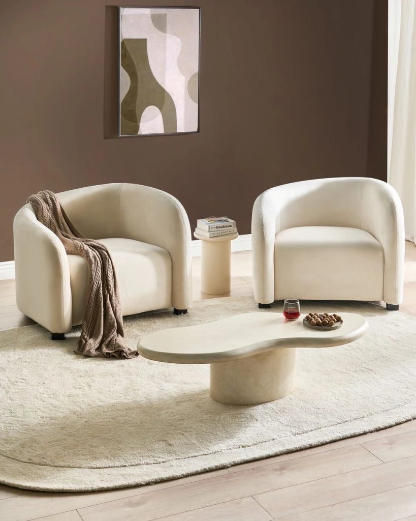 Set moderno ed elegante di 2 poltrone con schienale curvo e braccioli imbottiti in velluto bianco sporco