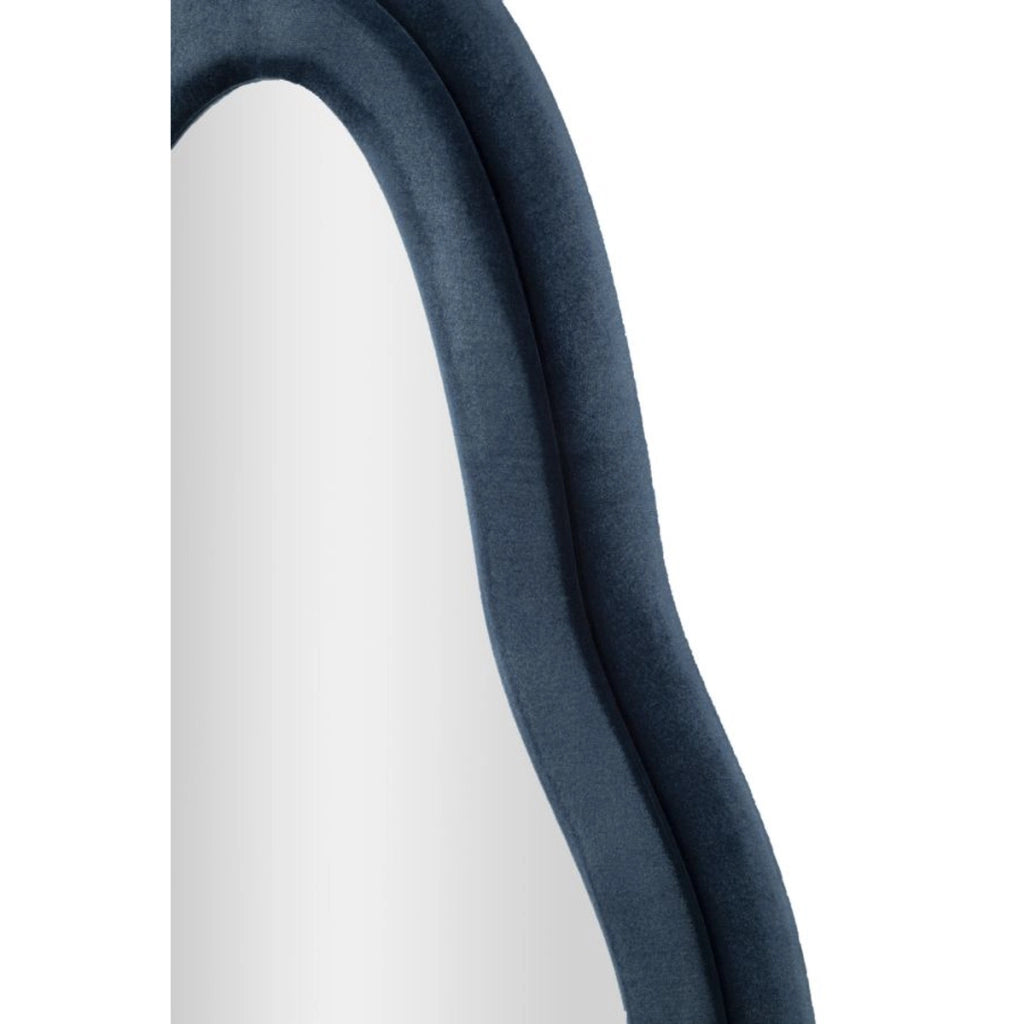 Specchio da parete Chanele dalla forma organica in velluto blu 67x166 cm