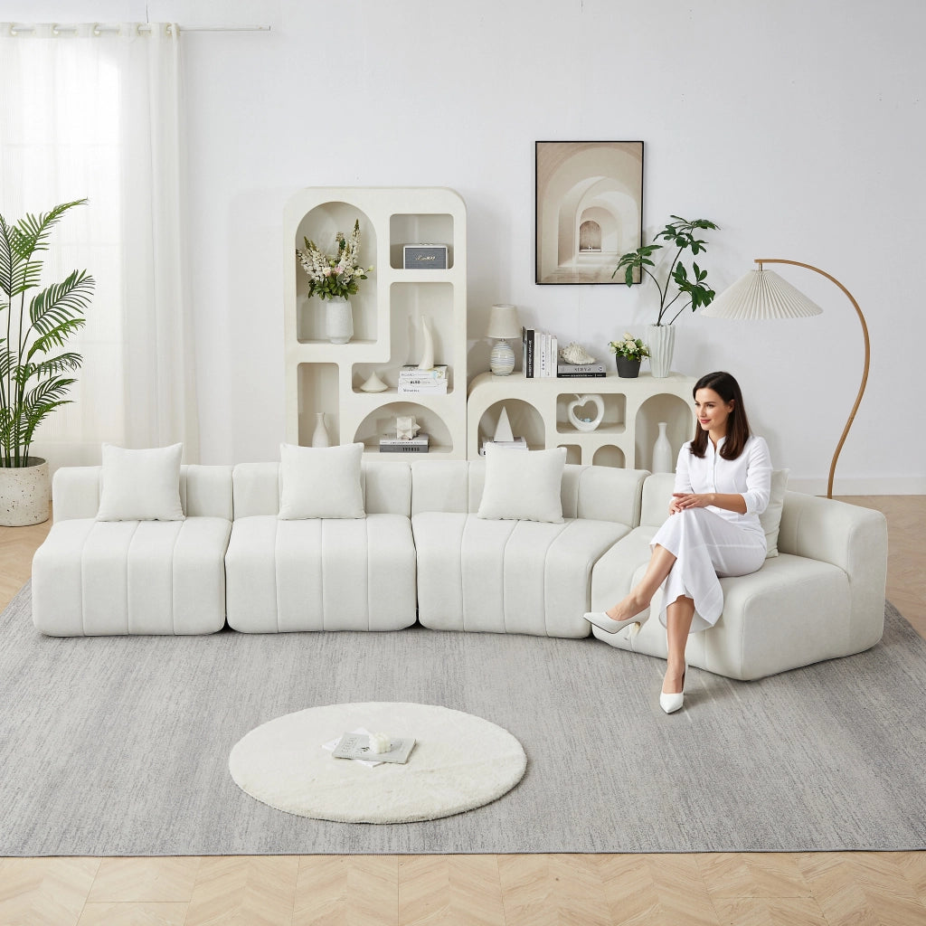 Divano modulare 4 posti con cuscini; design curvo e seduta a tasti di pianoforte in chenille beige