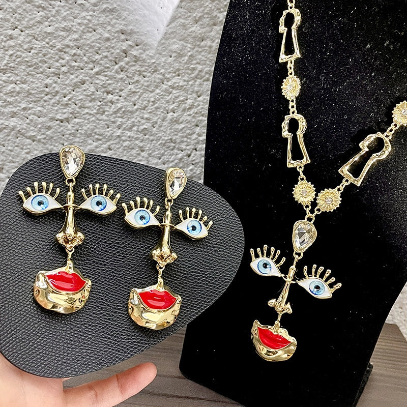 Set vintage con collana lunga e orecchini a forma di labbra rosse