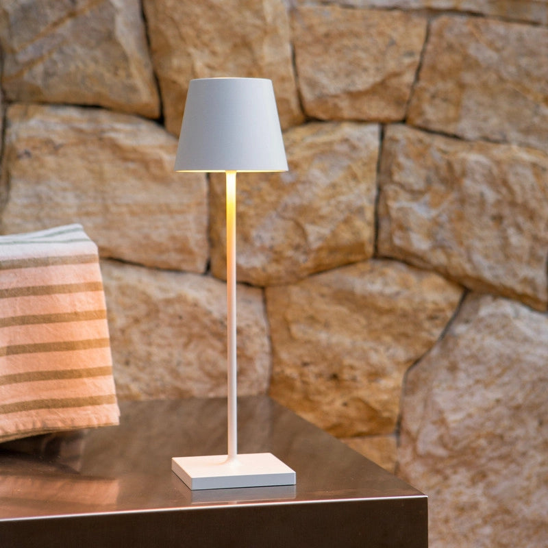 Lampada a led da tavolo Poldina Pro Bianca ricaricabile e dimmerabile con batteria fino a 12 ore. Da uso esterno IP65