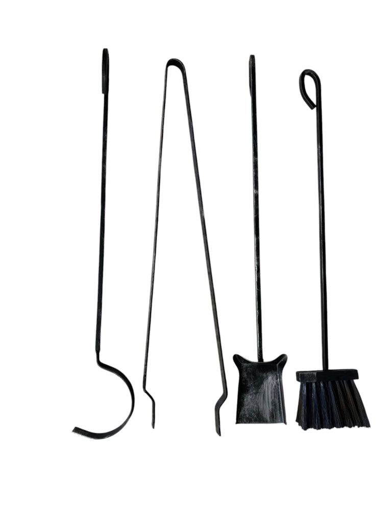 Attrezzo per Camino in Ferro con Accessori,Trespolo con Pomelli in Ottone, Pinza, Uncino, Scopetta e Paletta 60cm h