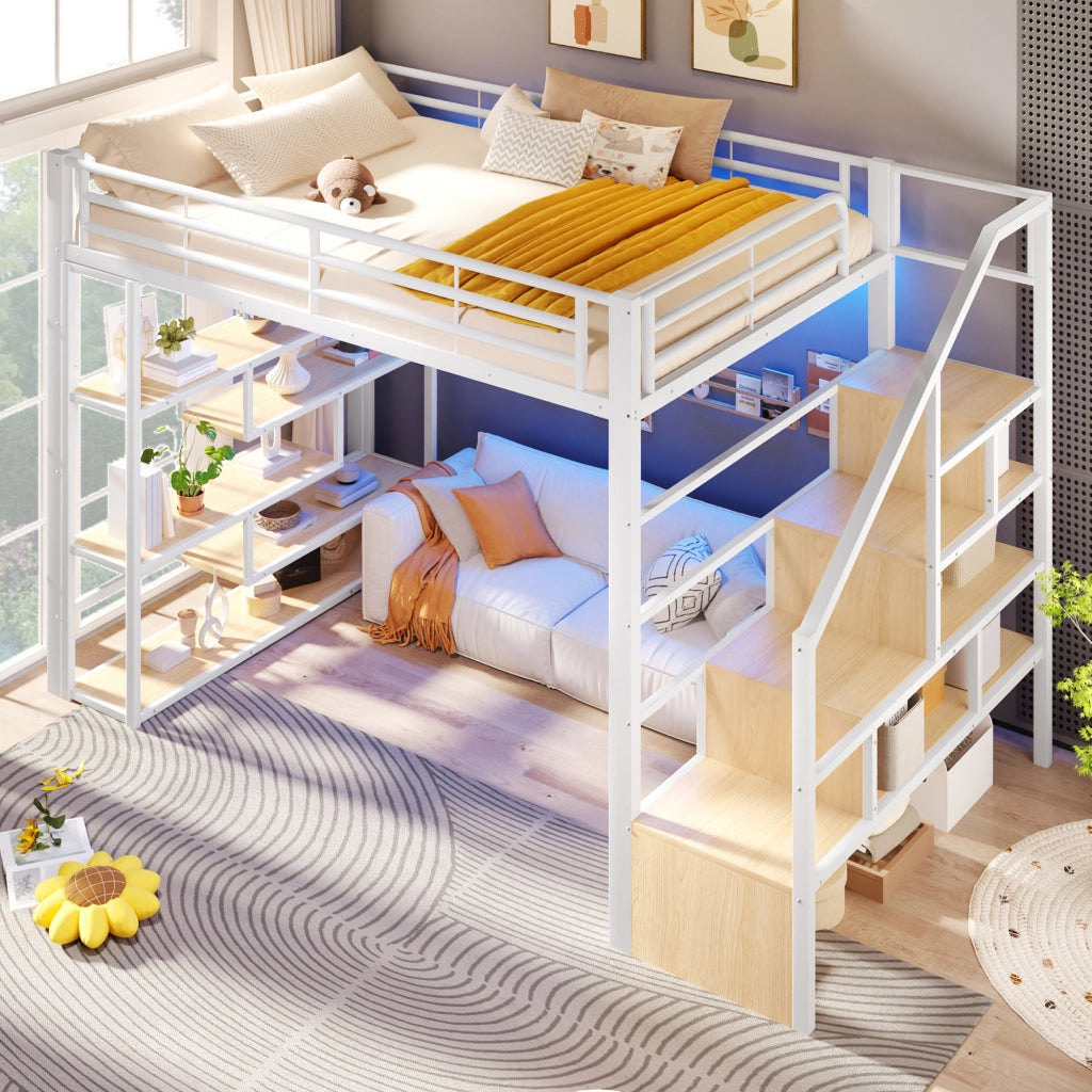 Letto a soppalco 140x200 per bambini con scala integrata; struttura in metallo e MDF; ripiani; LED e barriera; bianco