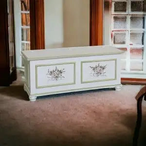 Cassapanca in legno Shabby chic mod cipolla bianco anticato decorato filo verde