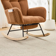 Poltrona a dondolo in tessuto teddy con schienale ergonomico e pouf, base in legno massello marrone