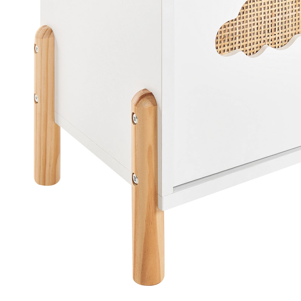 Libreria in MDF bianco con gambe in legno di pino per la cameretta dei bambini con motivo a nuvola.