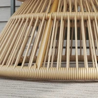 Tavolino da Giardino Rotondo, Tavolino d'Appoggio in Resina Effetto Rattan e Piano in Vetro Temperato, Ø60 x 37H cm, Legno naturale