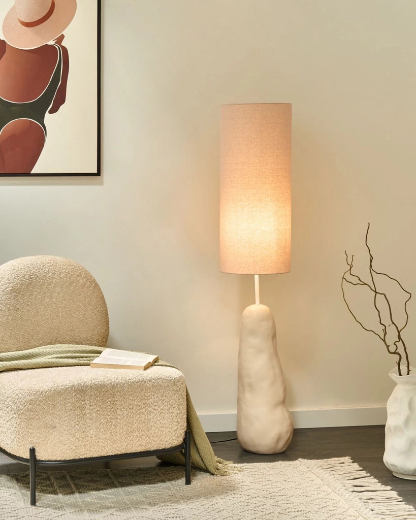 Lampada da terra con base in ceramica beige e paralume alto in tessuto in stile originale
