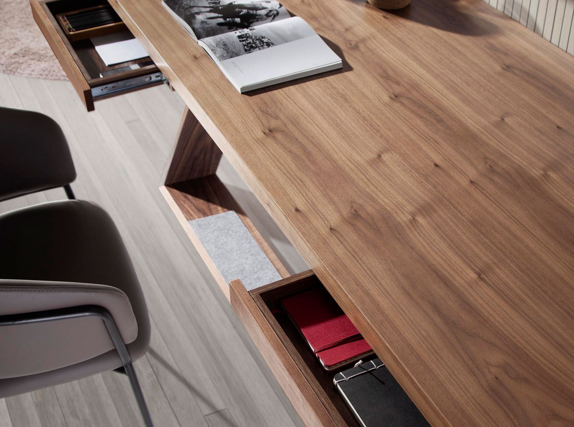 Scrivania in noce e acciaio nero