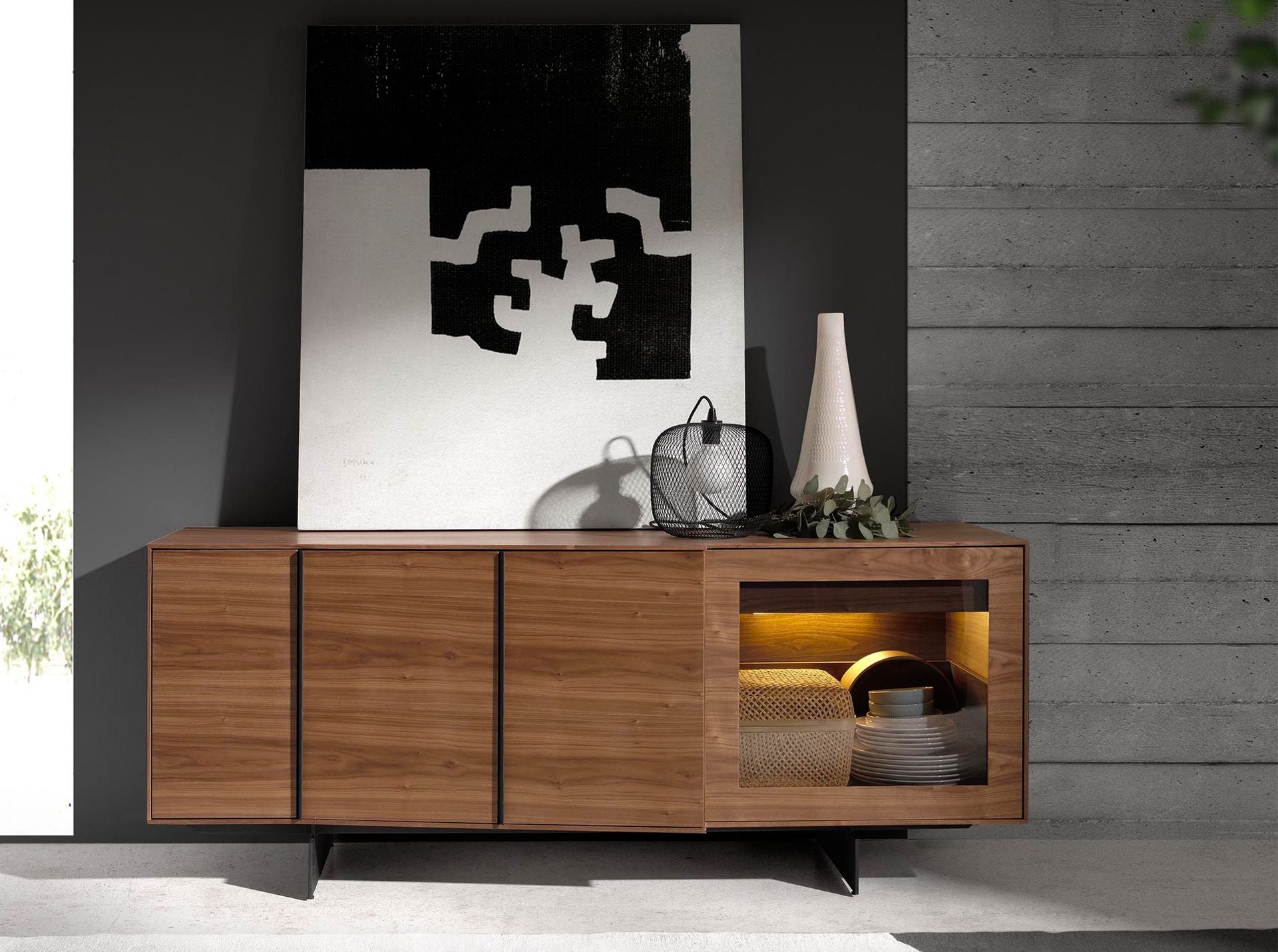 Credenza in noce e acciaio nero con illuminazione interna