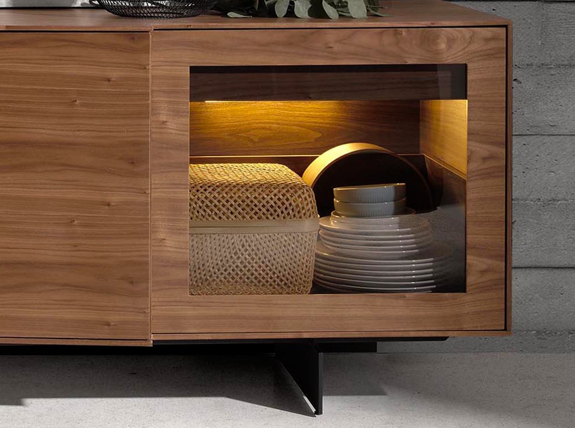 Credenza in noce e acciaio nero con illuminazione interna