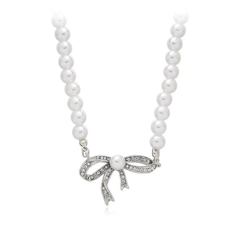Collana con fiocco di diamanti e perle fatta a mano