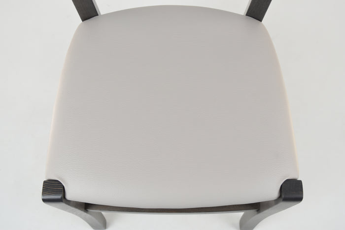 Set 4 Sedie Venice Tommychairs,struttura in faggio verniciata anilina grigio scuro e seduta in finta pelle grigio chiaro