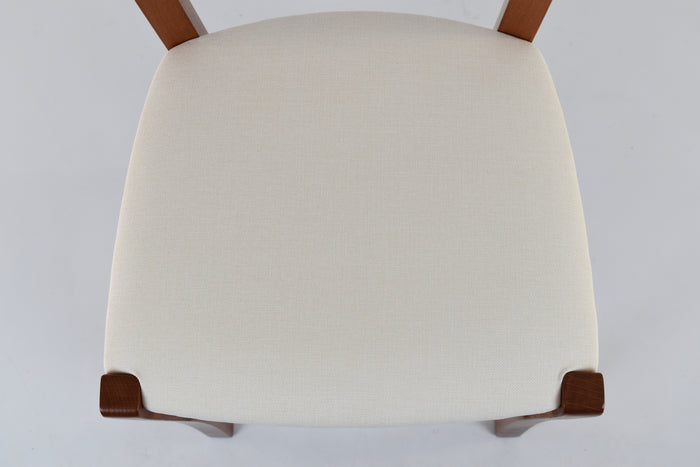 Sedia Venice Tommychairs, struttura in faggio verniciata in color ciliegio e seduta rivestita in tessuto avorio