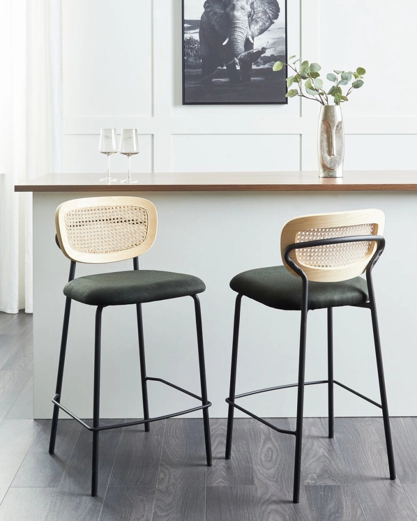 Set di 2 sedie da bar Verde Scuro Rivestimento in poliestere nero Schienale in rattan naturale a treccia viennese Gambe in metallo nero Sgabelli senza braccioli