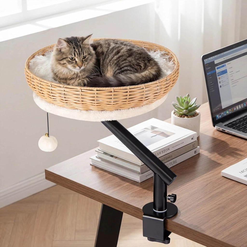 Letto per Gatti da Scrivania Girevole 360°, Cuccia per Gatti in Rattan PE con Cuscino in Peluche Rimovibile, Amaca con Morsetto per Spessore 1,5-4,5 cm, Cuccia Salvaspazio per Ufficio e Casa