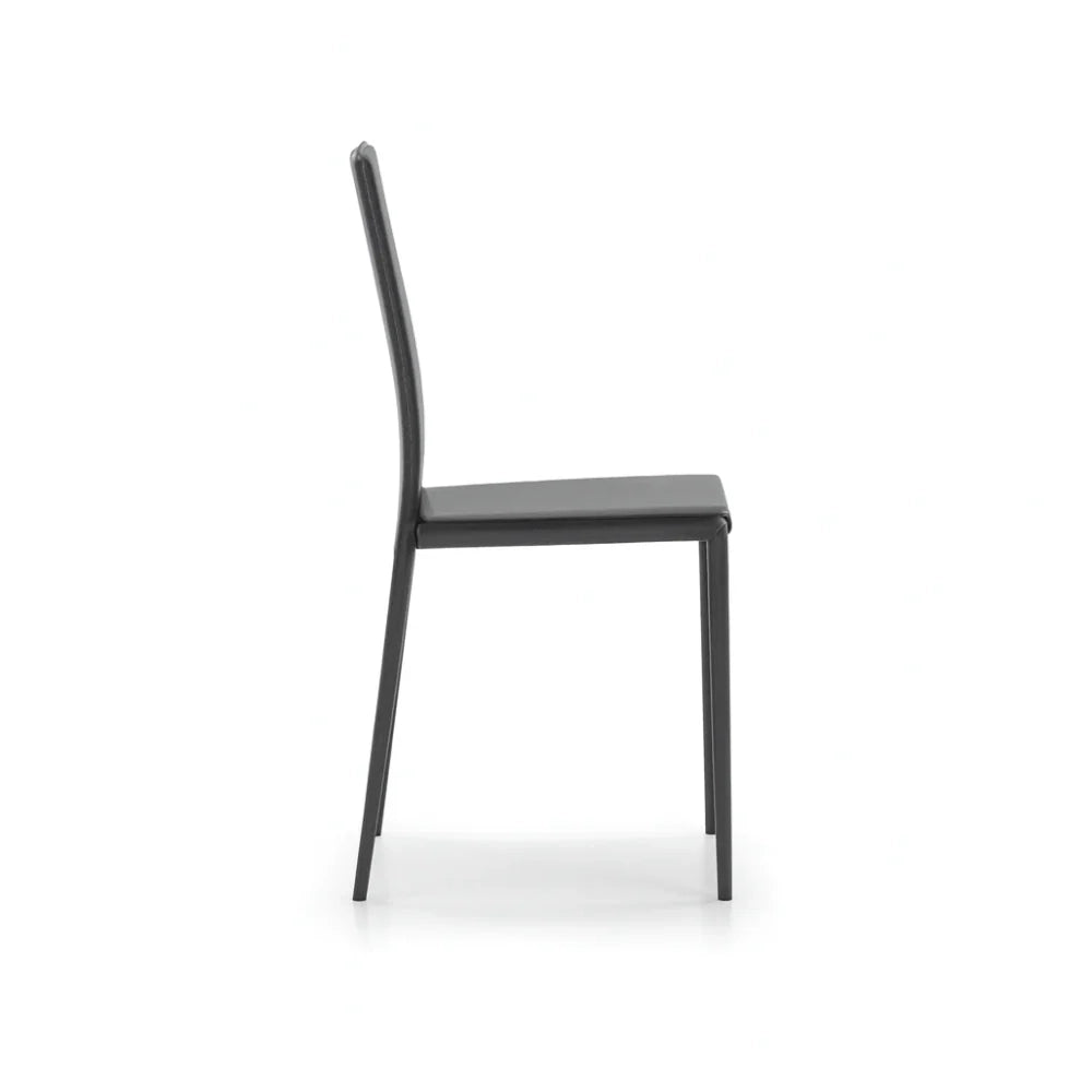 Set di 4 sedie da pranzo imbottite in similcuoio nero Luma con struttura in metallo facili da pulire | Duzzle