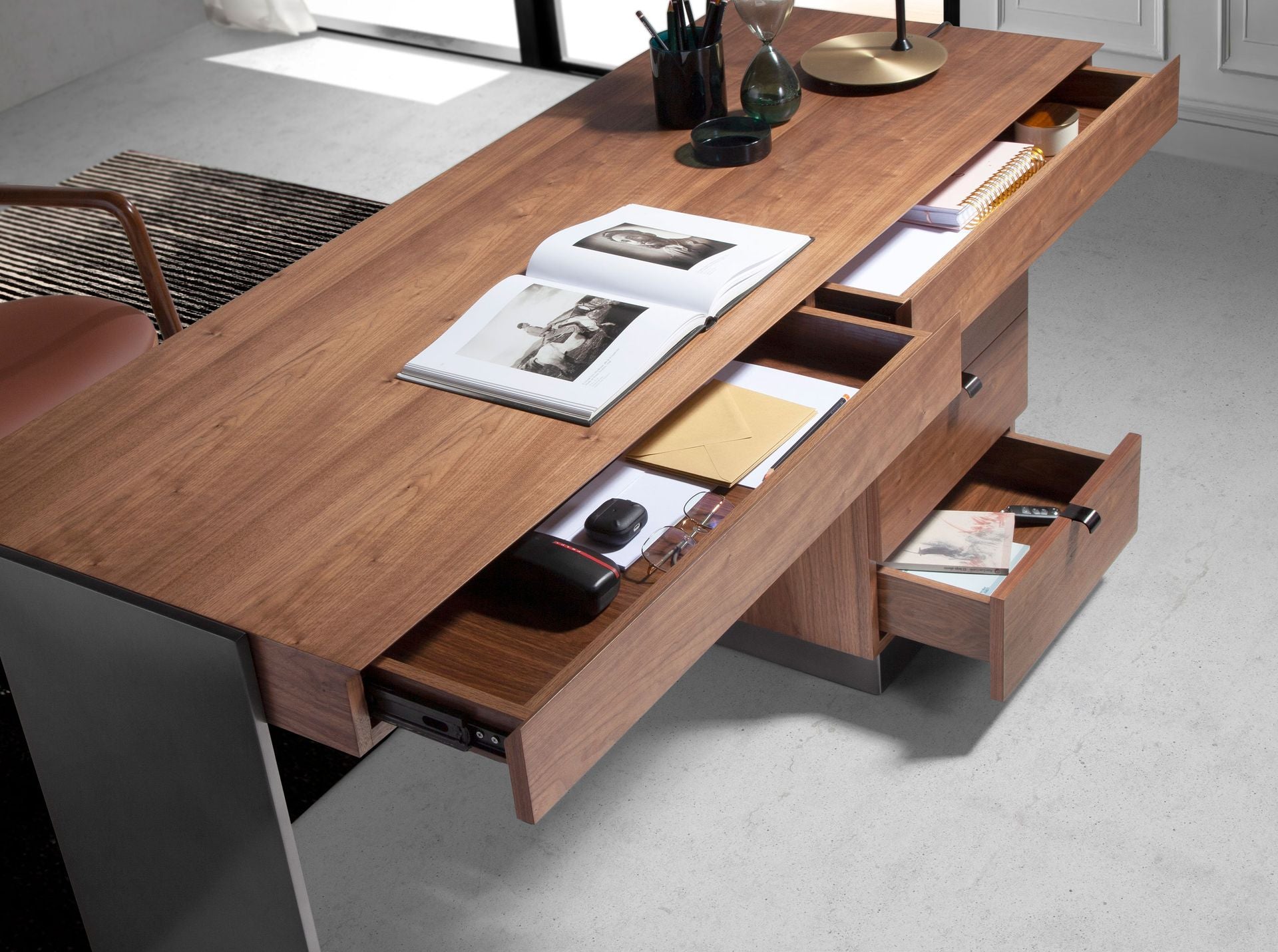 Scrivania in noce e acciaio lucido scurito