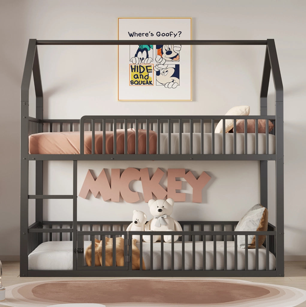 Letto a castello in metallo 90x200 con design a casetta e scala frontale