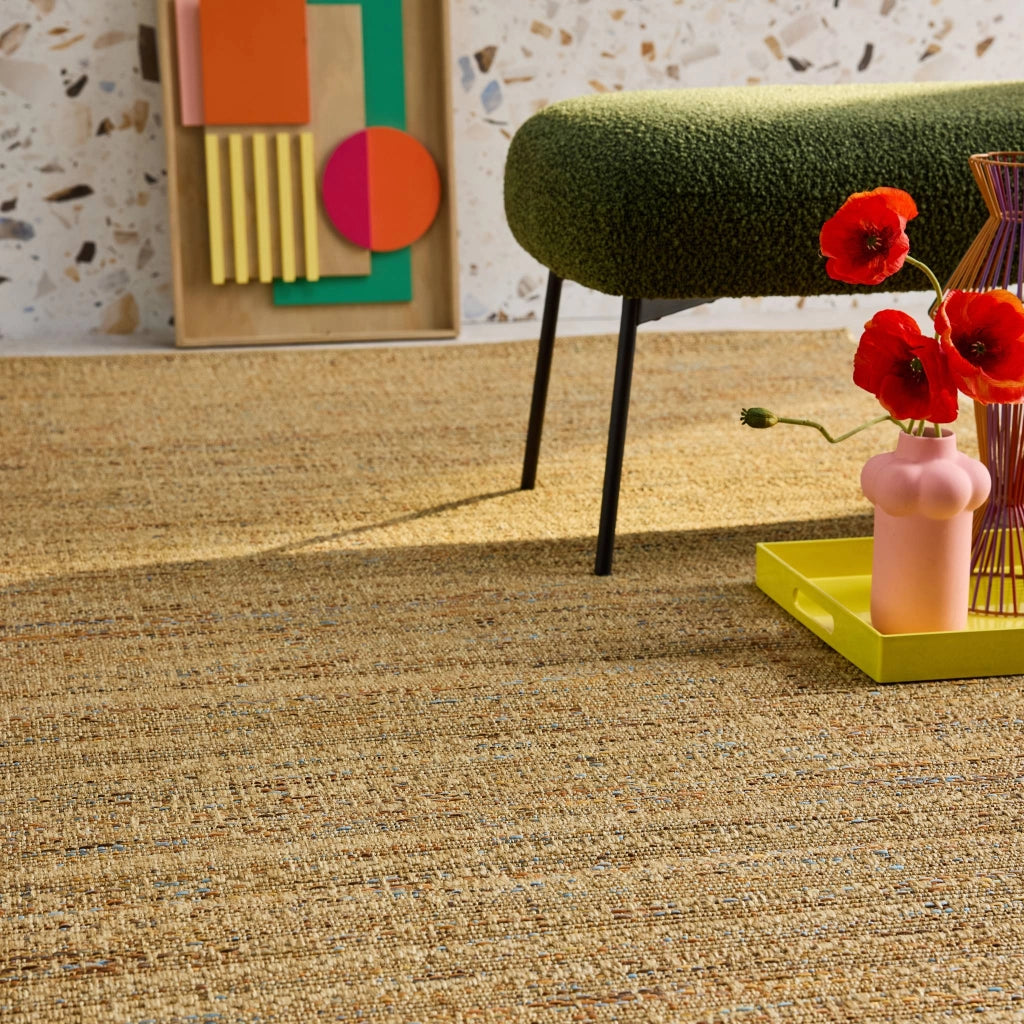 Moquette interna/esterna ad effetto juta chiaro con accenti colorati